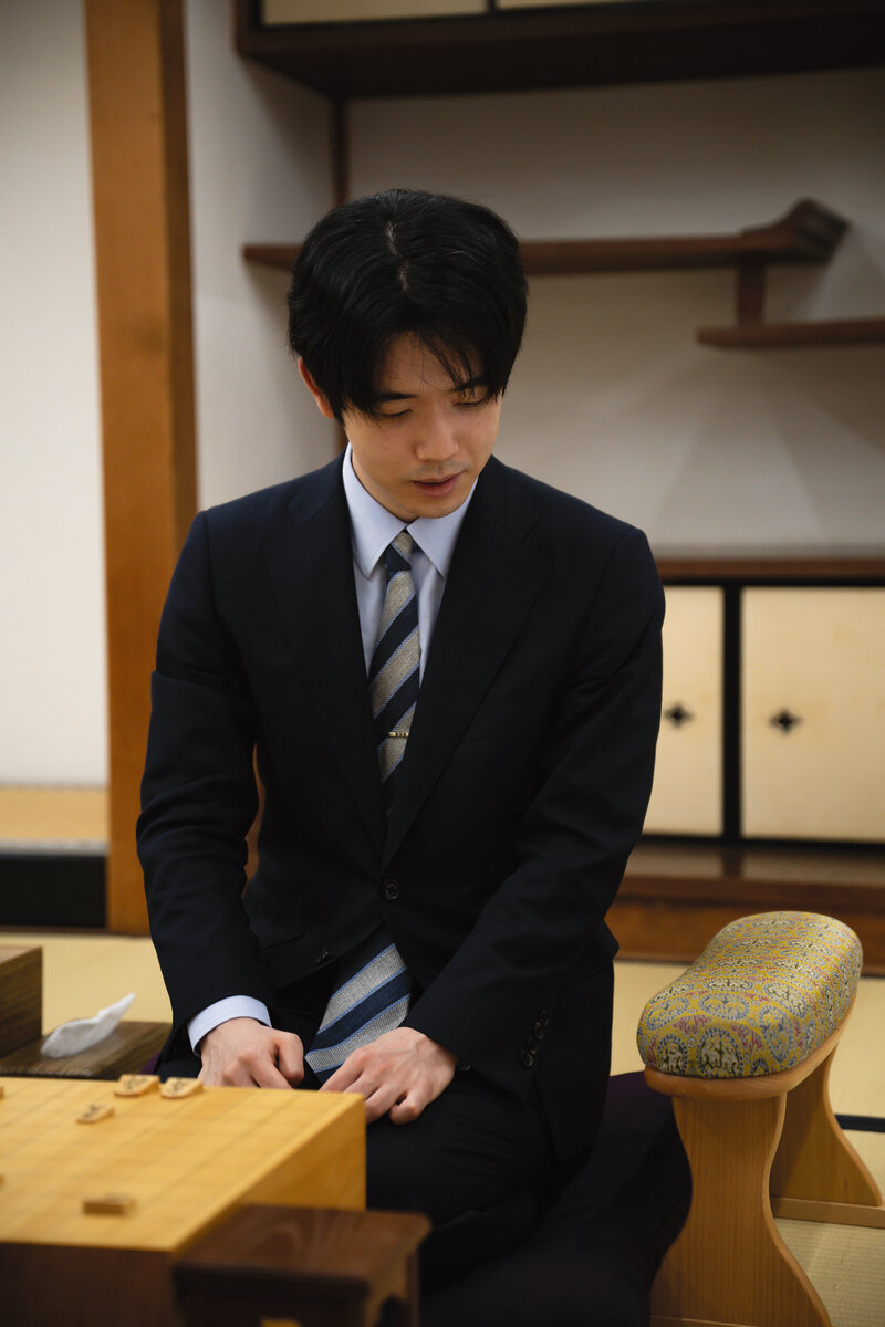 棋聖戦第3局の前日検分を行う藤井聡太棋聖（日本将棋連盟提供）