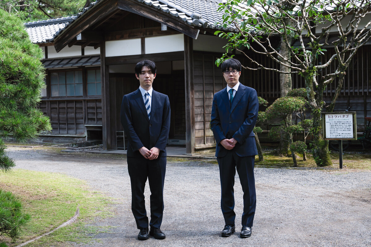 棋聖戦第3局の対局場で記念撮影に応じた藤井聡太棋聖（左）と服部慎一郎七段（右、日本将棋連盟提供）