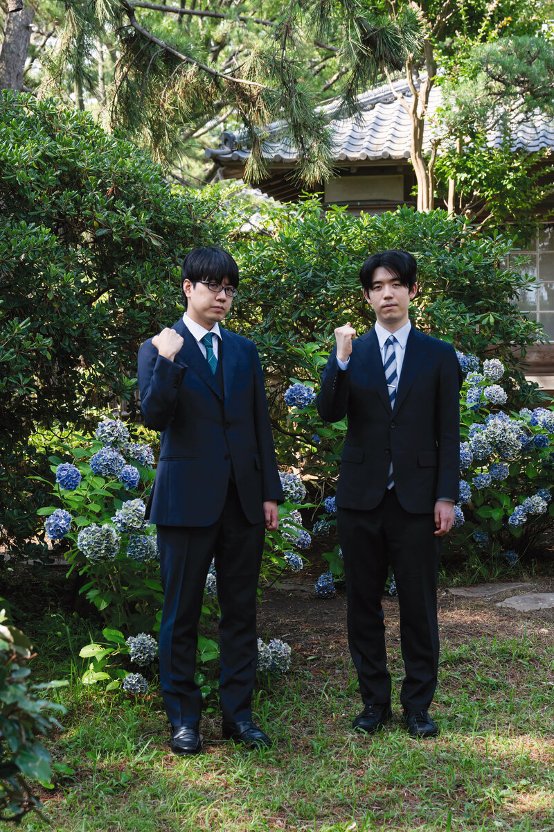 将棋棋聖戦第3局の対局場で撮影に応じた服部慎一郎七段（左）と藤井聡太棋聖（右、日本将棋連盟提供