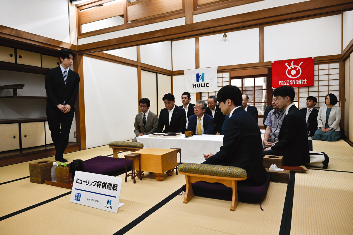 棋聖戦第3局の対局場の検分を行った藤井聡太棋聖（左）と服部慎一郎七段（右、日本将棋連盟提供）