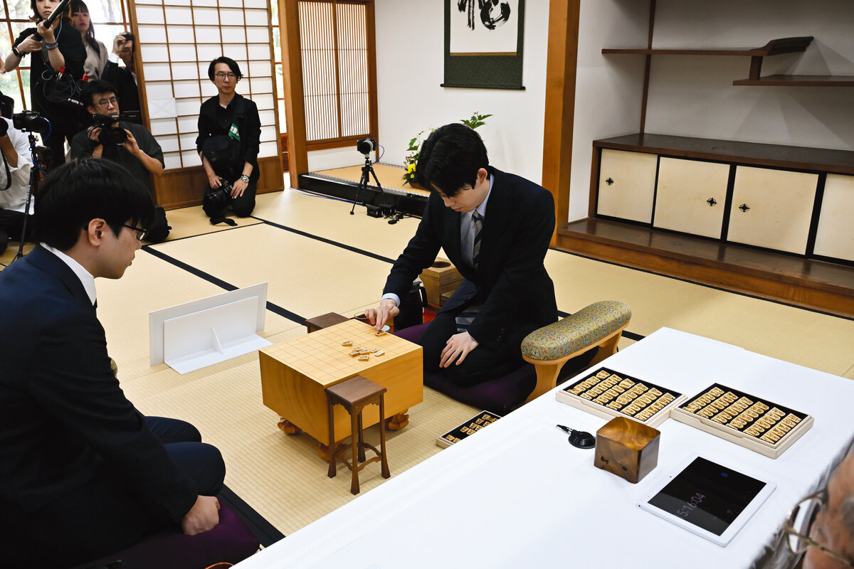 棋聖戦第3局の対局場の検分を行った服部慎一郎七段（左）と藤井聡太棋聖（右、日本将棋連盟提供）