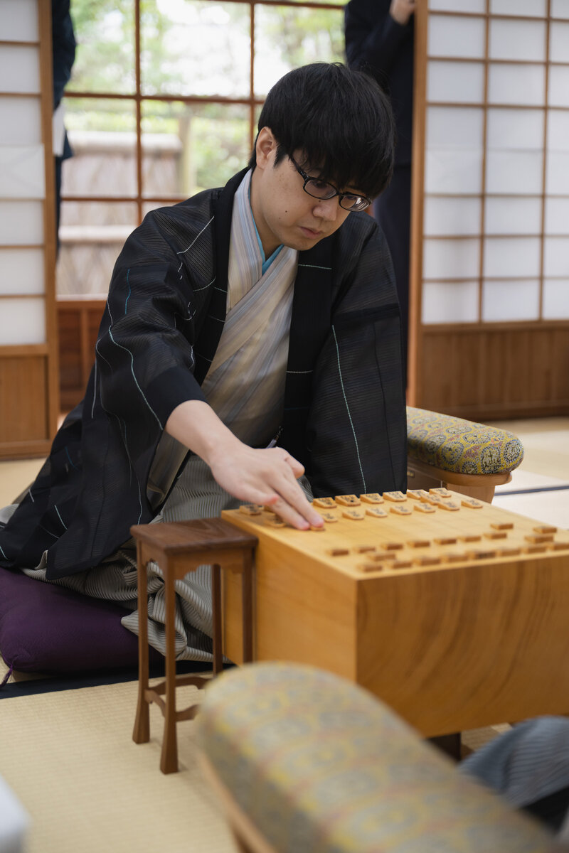 もう負けられない第3局で一矢報いたい服部慎一郎七段（日本将棋連盟提供）