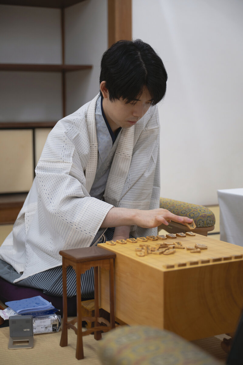 棋聖戦第3局を前に駒を並べる藤井聡太棋聖（日本将棋連盟提供）
