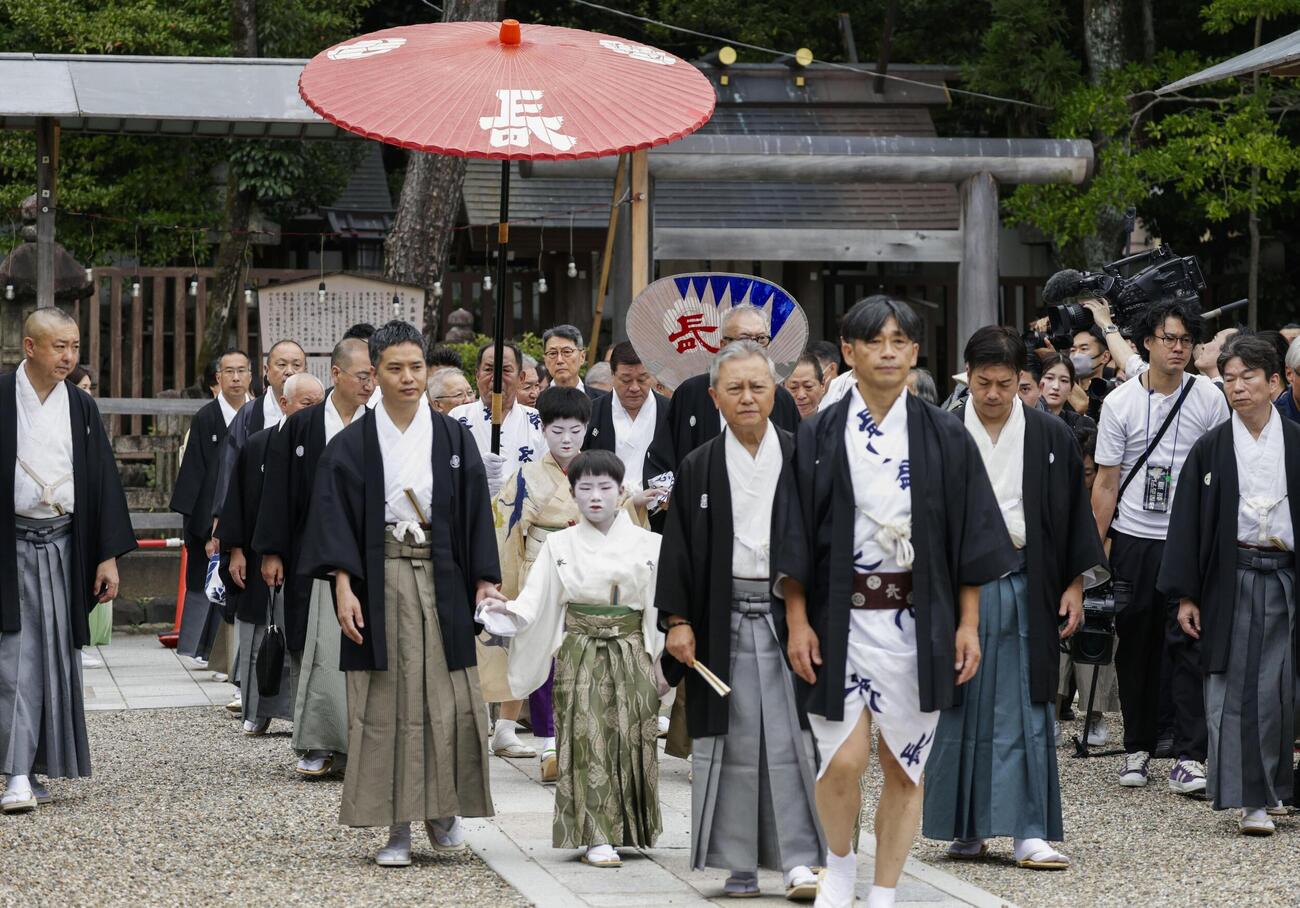 京都・祇園祭の無事を祈願する「お千度の儀」で、八坂神社を参拝する稚児ら（共同）
