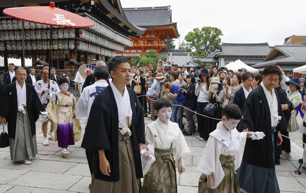 京都・祇園祭の無事を祈願する「お千度の儀」で、八坂神社を参拝する稚児ら（共同）
