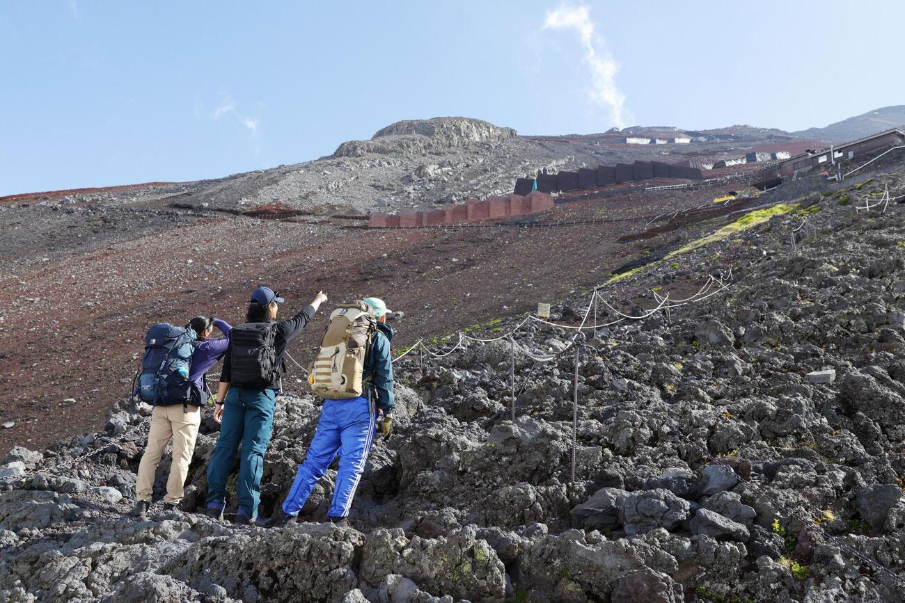 7月1日の山開きを前に、山梨県側登山道「吉田ルート」から富士山に登る人たち＝30日午後（共同）