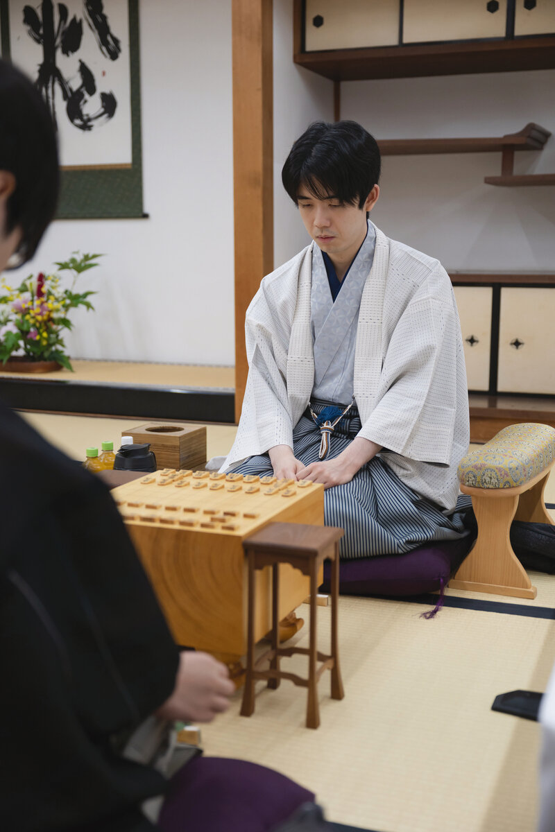 棋聖戦第3局の対局開始を待つ藤井聡太棋聖（日本将棋連盟提供）
