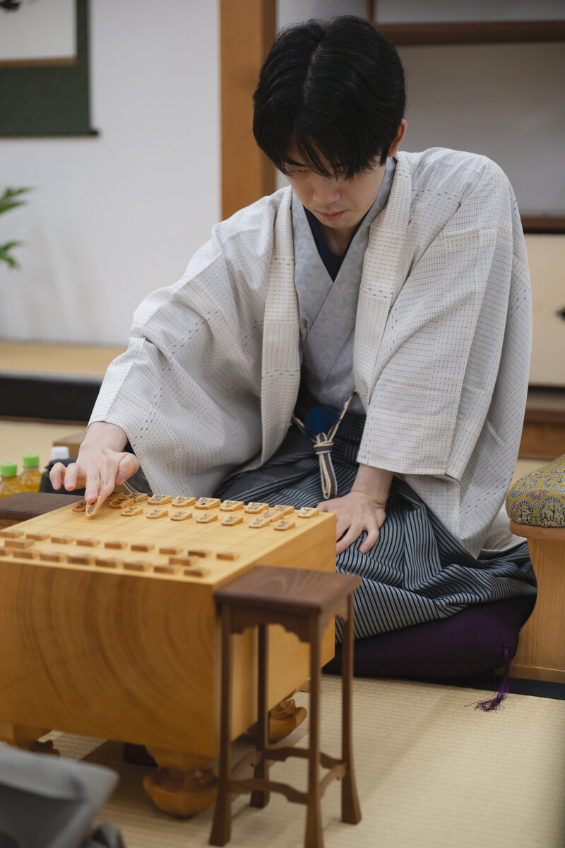 棋聖戦V7へ向けて初手を指す藤井聡太棋聖（日本将棋連盟提供）