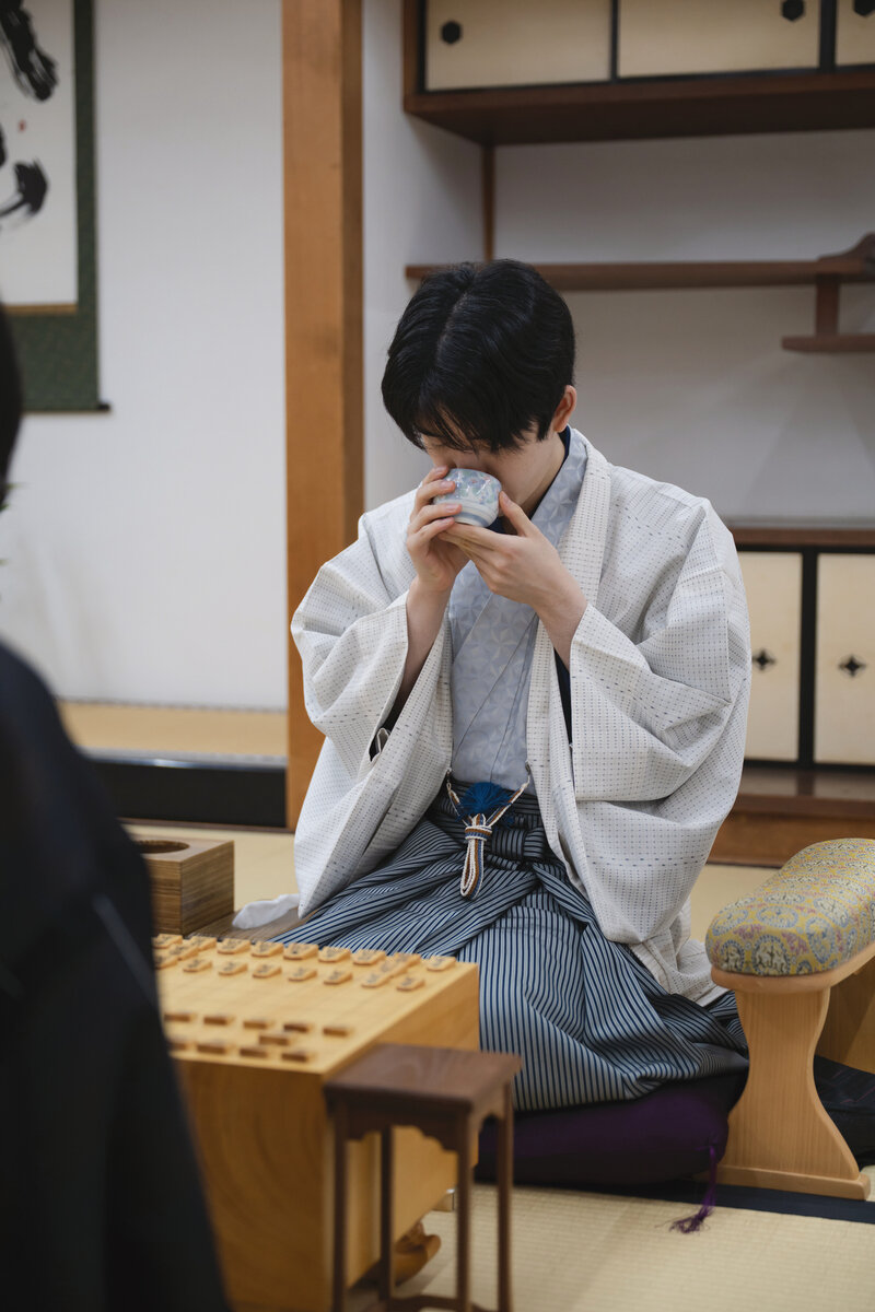 対局開始が告げられると藤井聡太棋聖はいつもの「初手お茶」（日本将棋連盟提供）