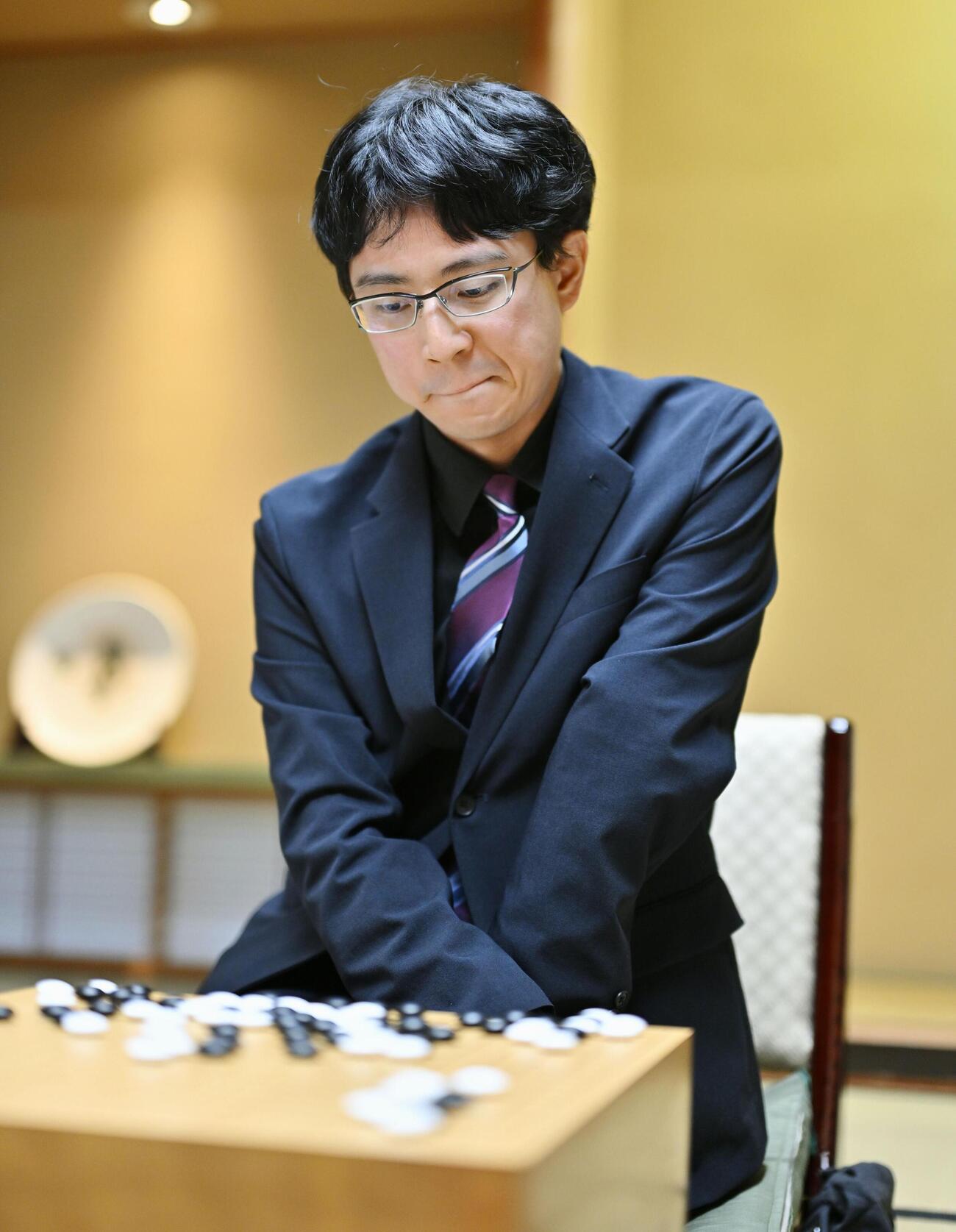 第81期本因坊戦5番勝負の第5局で、福岡航太朗七段に敗れ、タイトルを失った一力遼前本因坊＝1日午後、甲府市（共同）