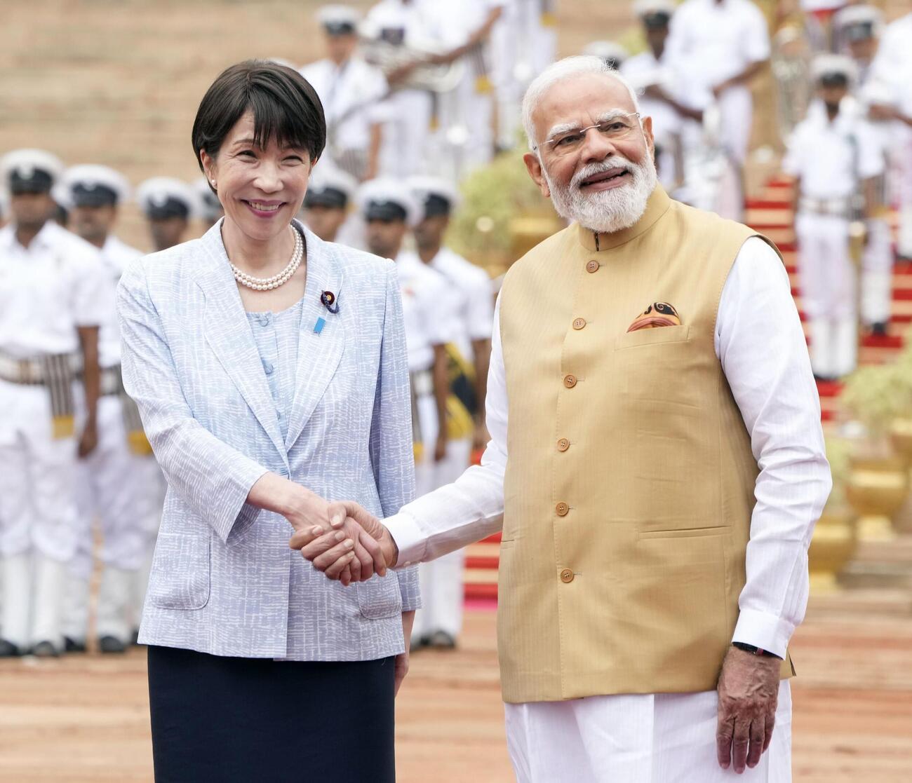 歓迎式典で握手を交わす高市首相（左）とインドのモディ首相（共同）