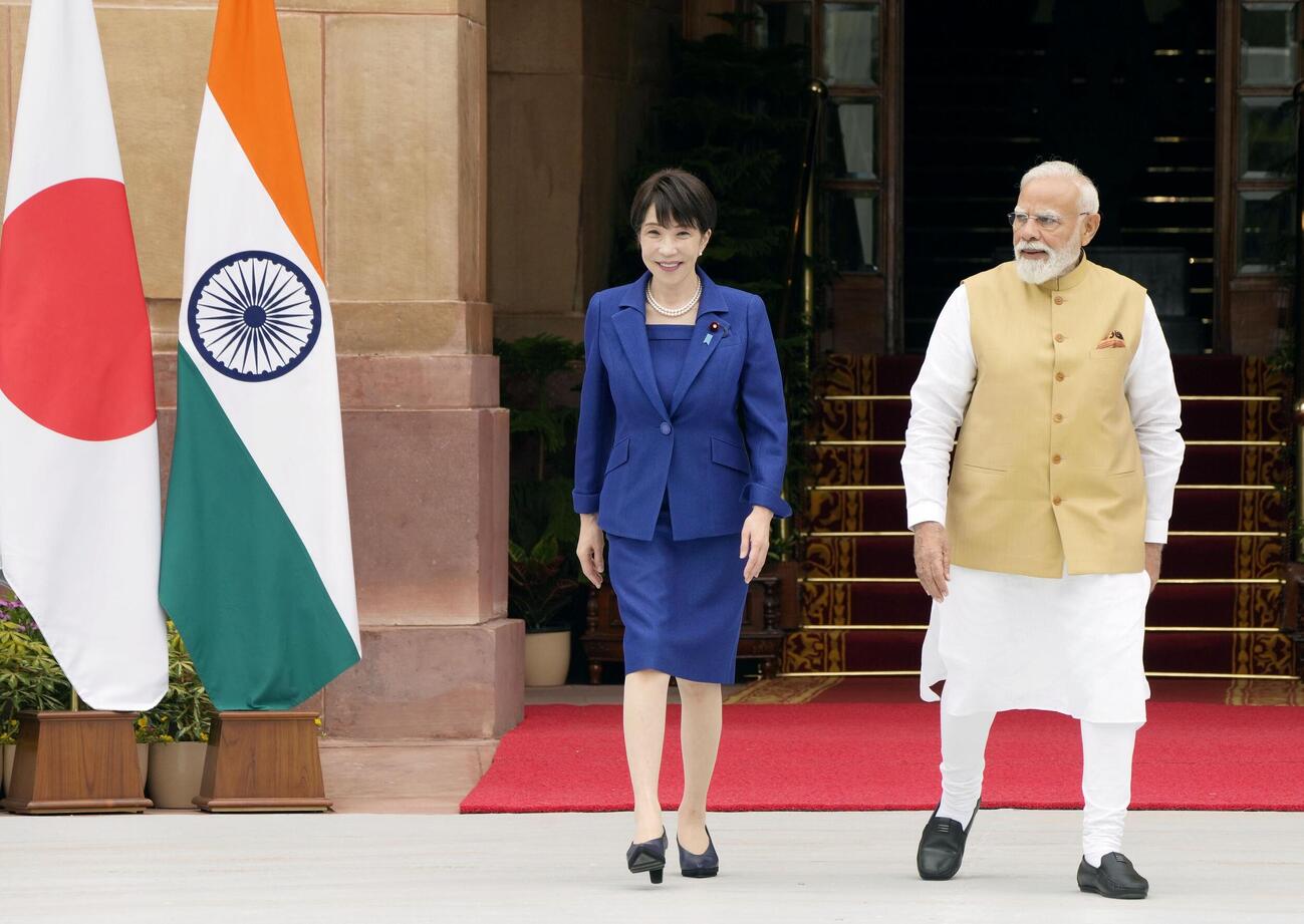 会談前に写真撮影に臨む高市首相（左）とインドのモディ首相＝2日、ニューデリー（共同）