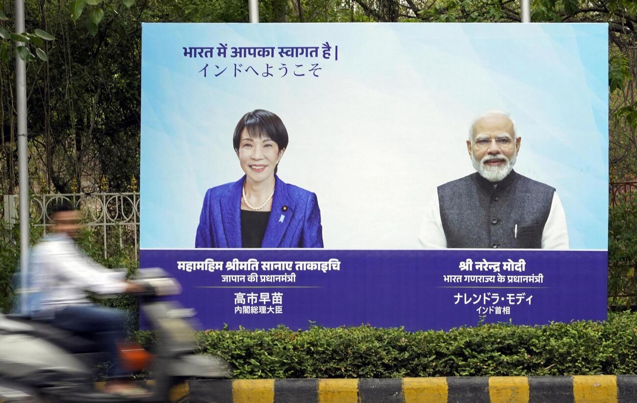 首脳会談が開かれるニューデリー市内に立てられた高市首相とインドのモディ首相の看板＝2日（共同）