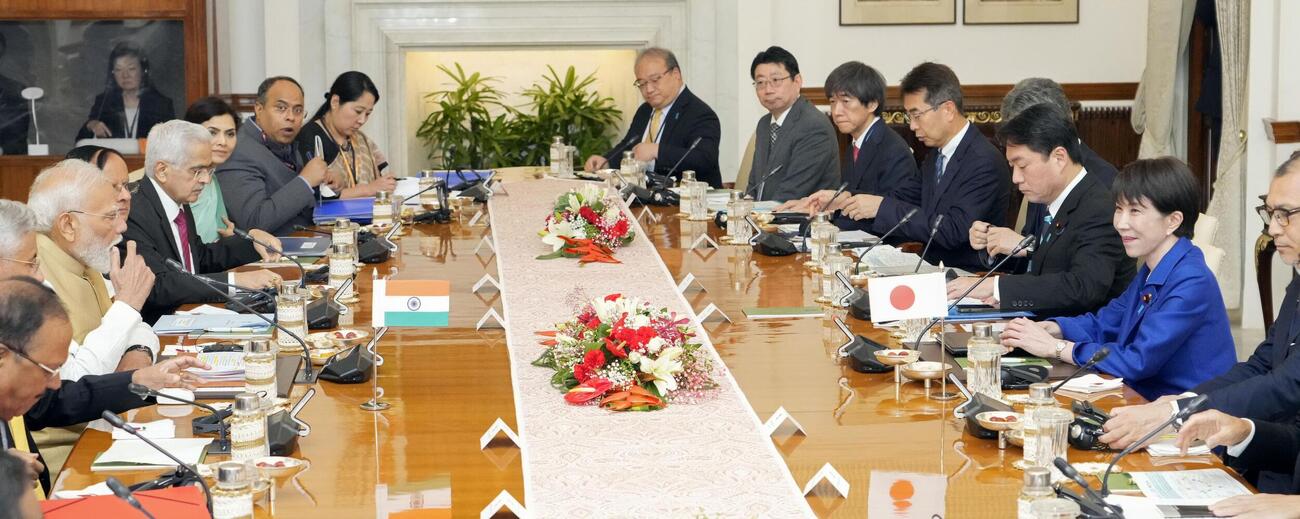 会談する高市首相（右手前から2人目）とインドのモディ首相（左手前から3人目）＝2日、ニューデリー（共同）