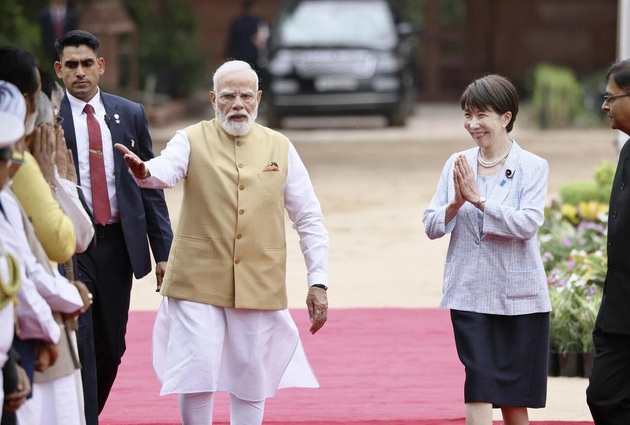 インドのモディ首相（左）と歓迎式典に臨む高市首相＝2日、ニューデリー（代表撮影・共同）