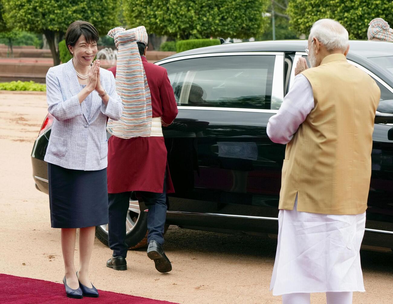 インドのモディ首相（右）から出迎えを受ける高市首相＝2日、ニューデリー（共同）