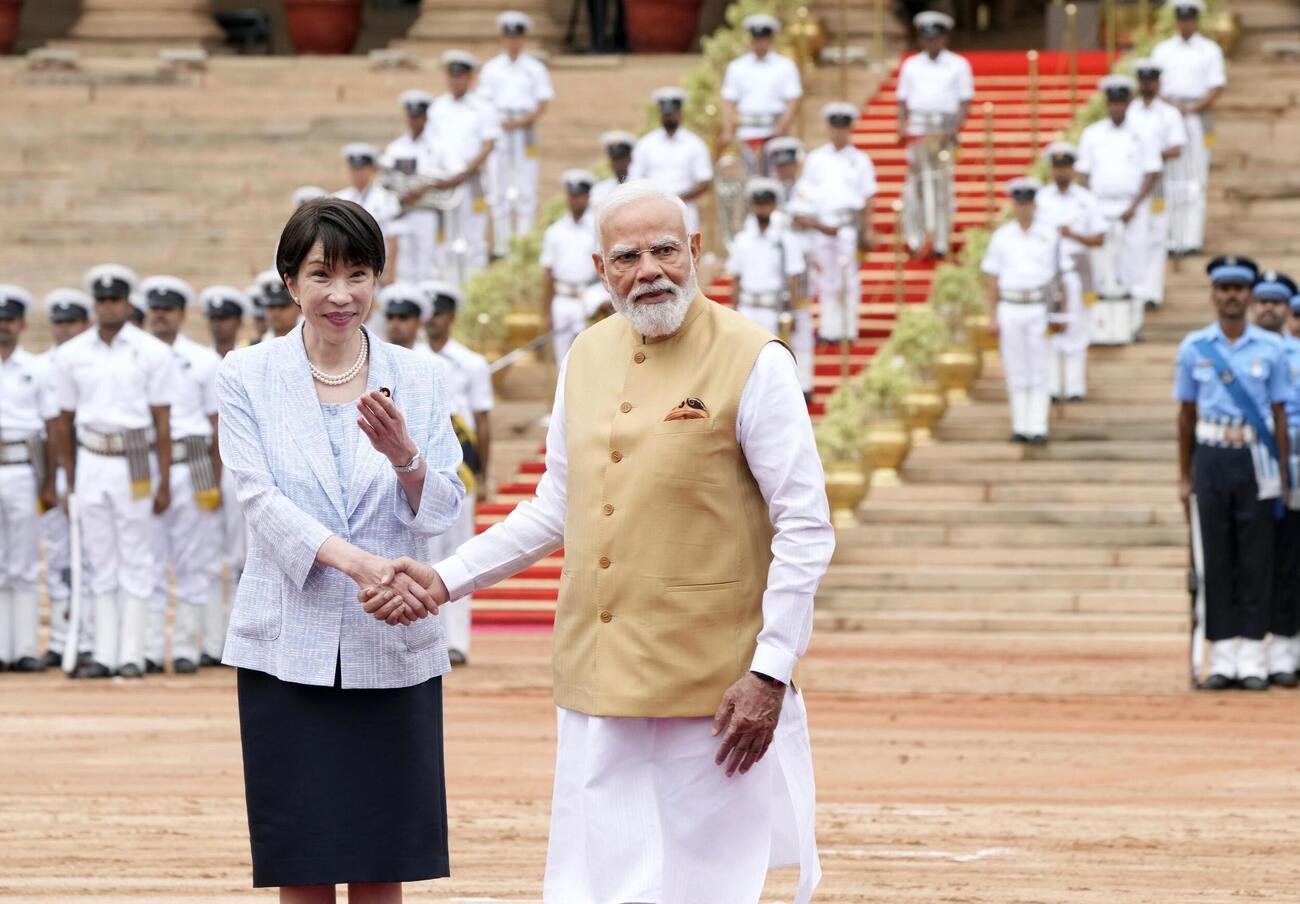 歓迎式典で握手を交わす高市首相（左）とインドのモディ首相＝2日、ニューデリー（共同）