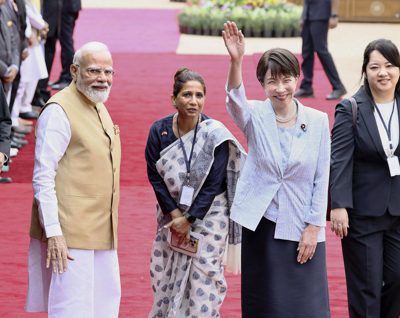 インドのモディ首相（左端）と歓迎式典に臨む高市首相＝2日、ニューデリー（代表撮影・共同）