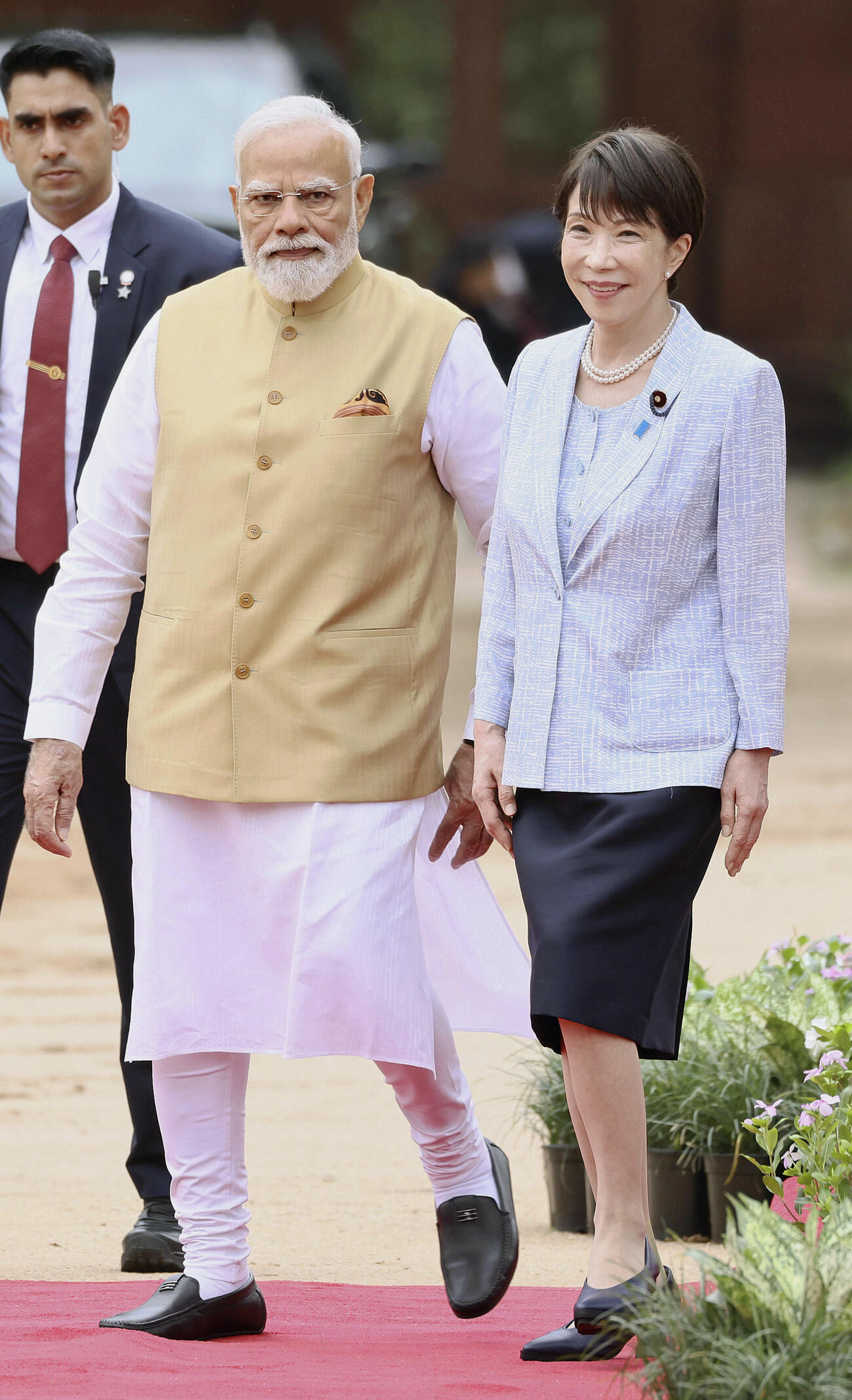 インドのモディ首相（左）と歓迎式典に臨む高市首相＝2日、ニューデリー（代表撮影・共同）