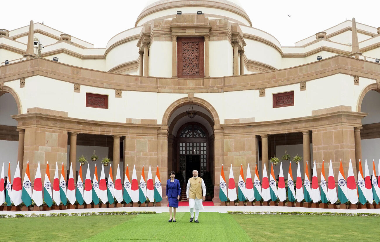 会談前に写真撮影に臨む高市首相（左）とインドのモディ首相＝2日、ニューデリー（共同）