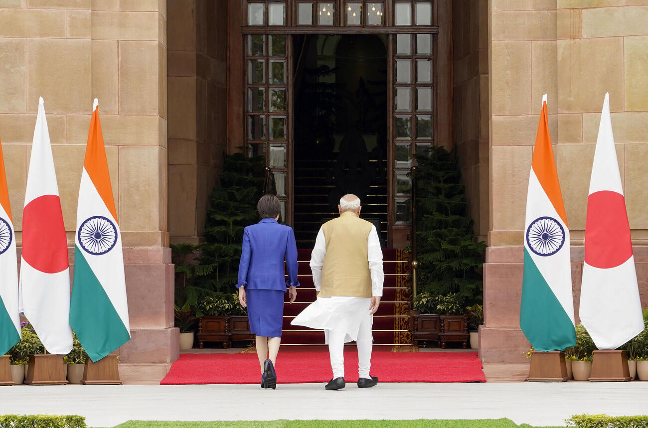 会談に向かう高市首相（左）とインドのモディ首相＝2日、ニューデリー（共同）
