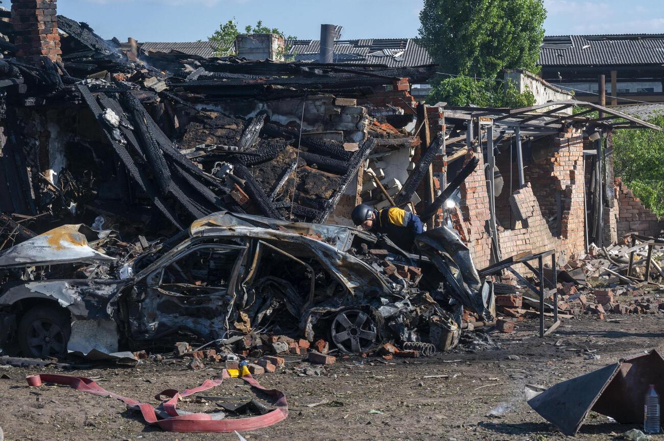 1日、ウクライナ東部ハルキウで、ロシアによる攻撃で破壊された車両（ゲッティ＝共同）