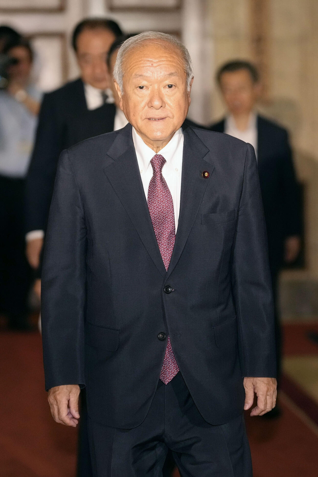 会談に向かう自民党の鈴木幹事長＝2日午前、国会（共同）