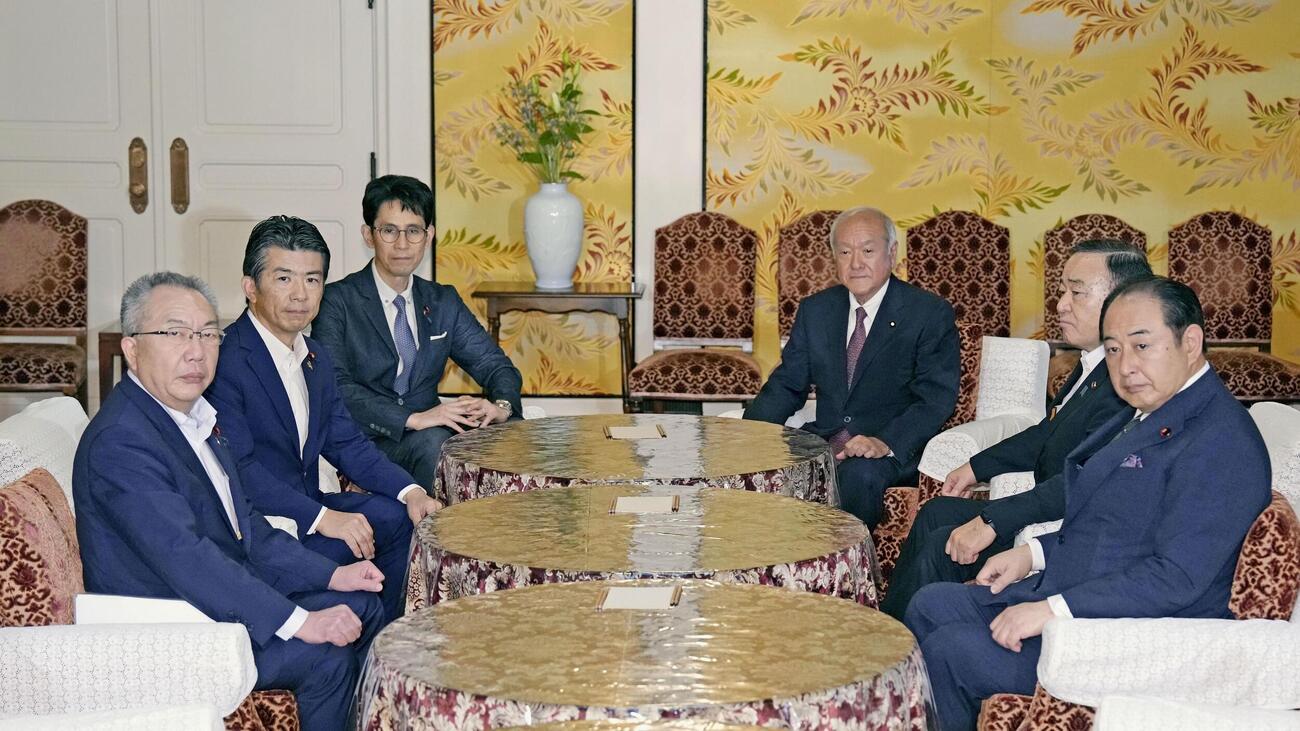 会談に臨む自民党の鈴木幹事長（奥右）と中道改革連合の階幹事長（同左）＝2日午前、国会（共同）