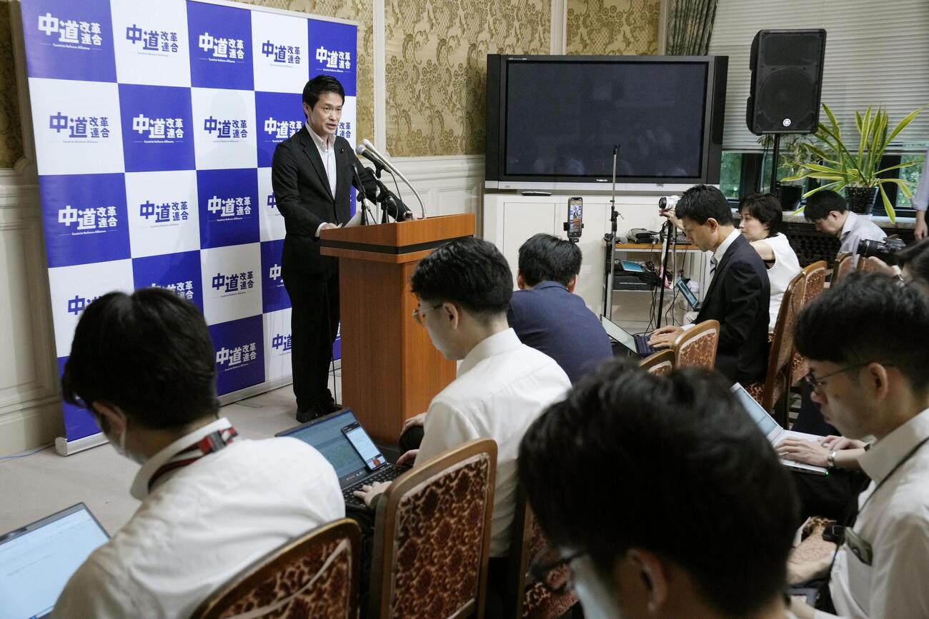 記者会見する中道改革連合の小川代表＝3日午前、国会（共同）