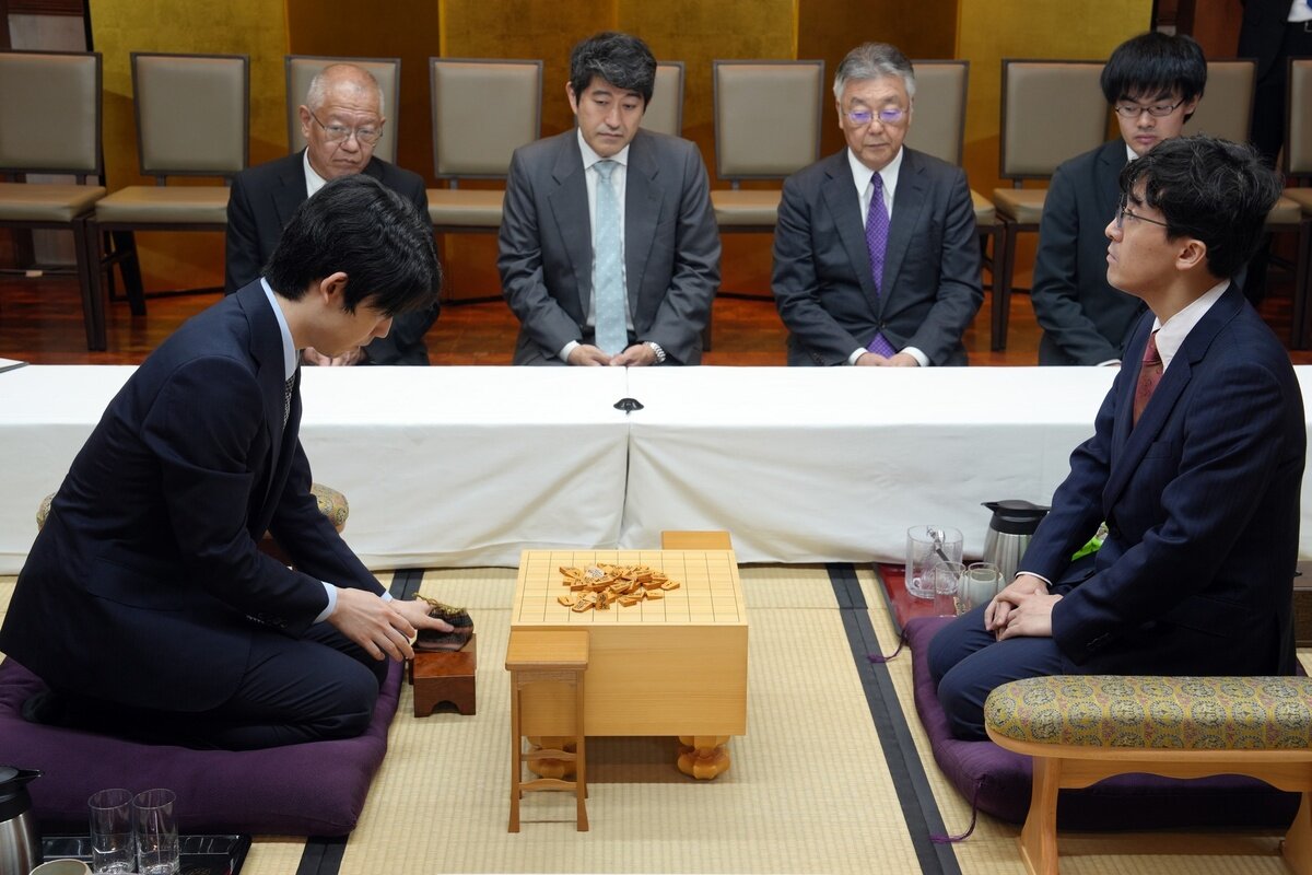 対局場の検分を行う藤井聡太王位（左）と伊藤匠2冠（日本将棋連盟提供）