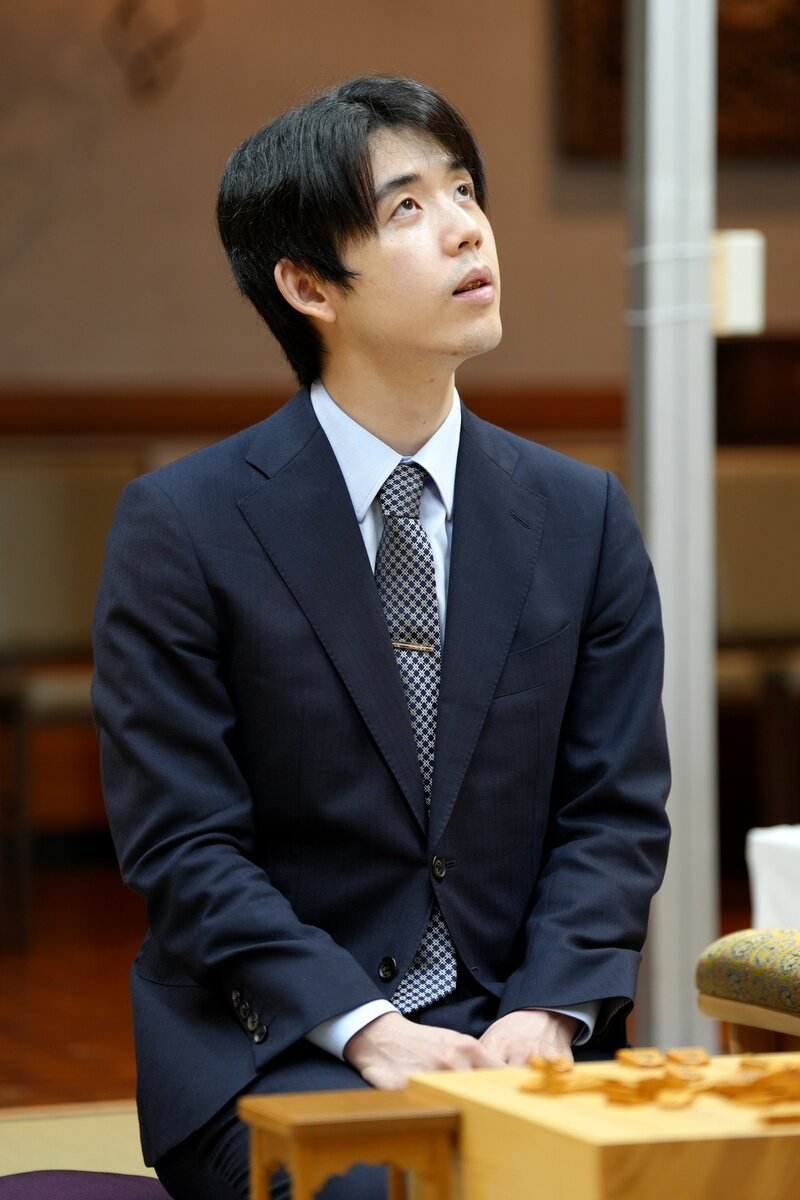 初めての浜松対局で検分を行った藤井聡太王位（日本将棋連盟提供）