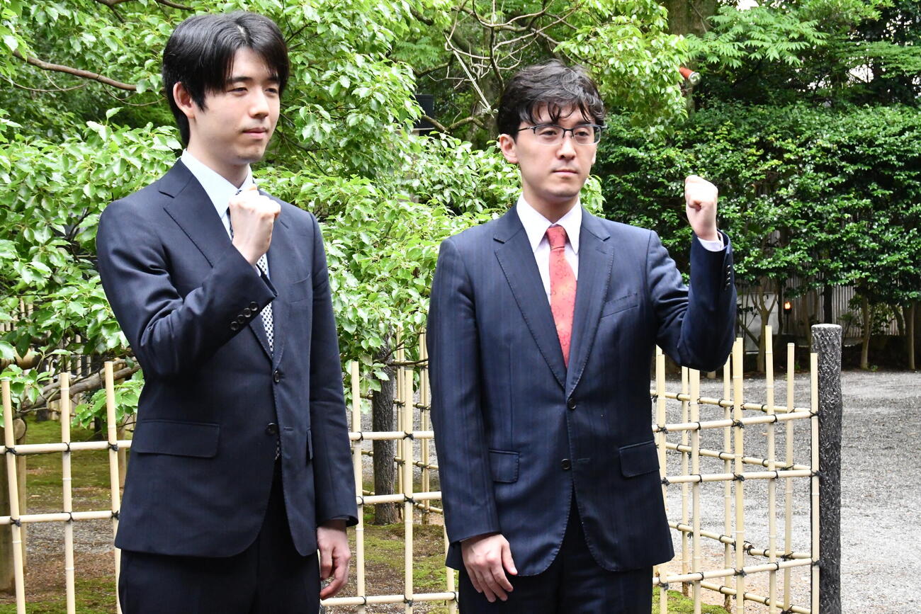 記念撮影に応じる藤井聡太王位（左）と挑戦者の伊藤匠2冠