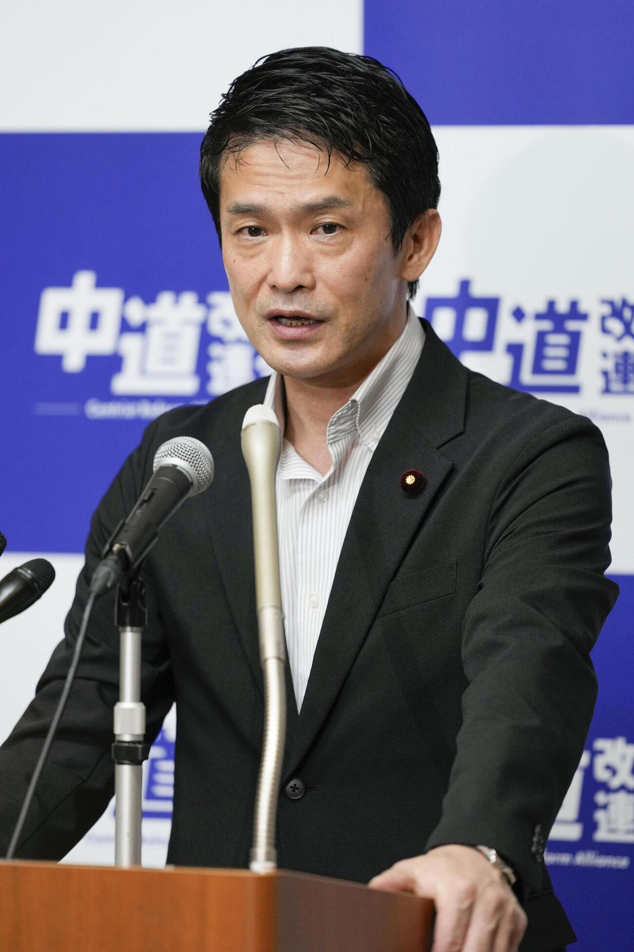 記者会見する中道改革連合の小川代表（共同）