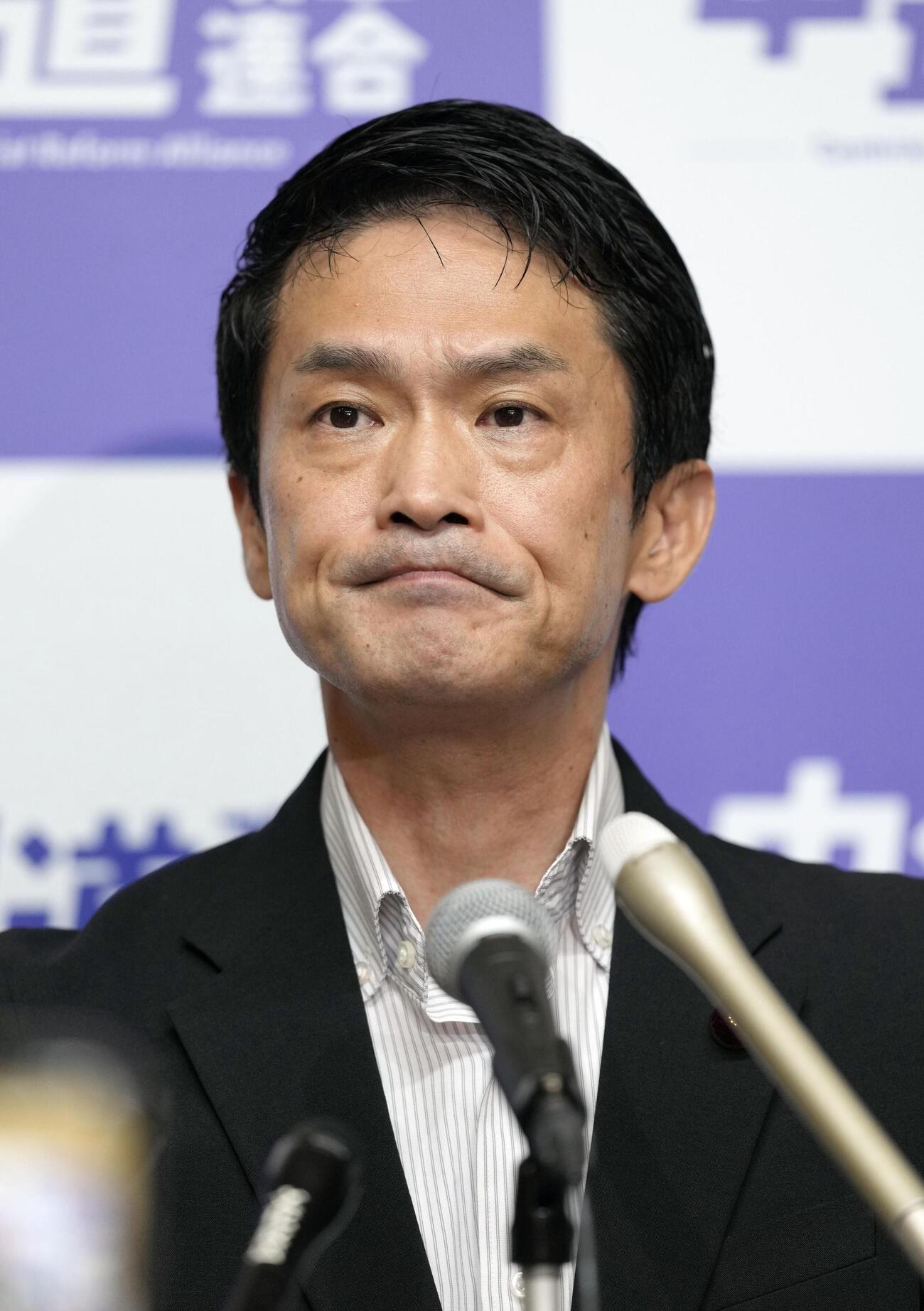 記者会見する中道改革連合の小川代表（共同）