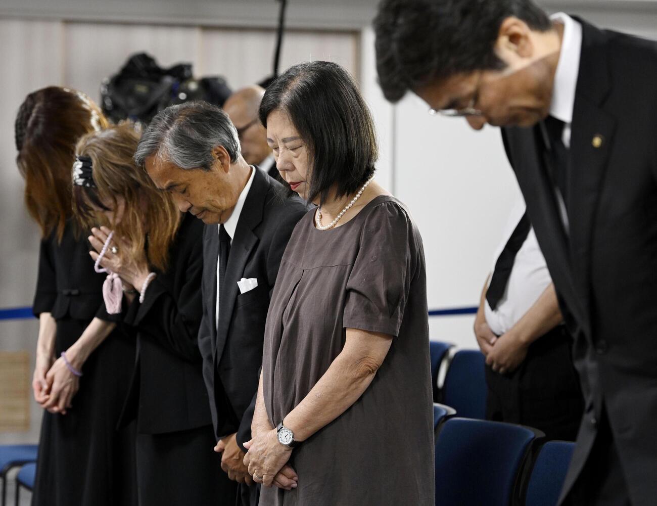 静岡県熱海市の大規模土石流発生から5年となり、追悼式で黙とうする遺族の小磯洋子さん（右から2人目）。右端は斉藤栄市長＝3日午前、熱海市(共同)