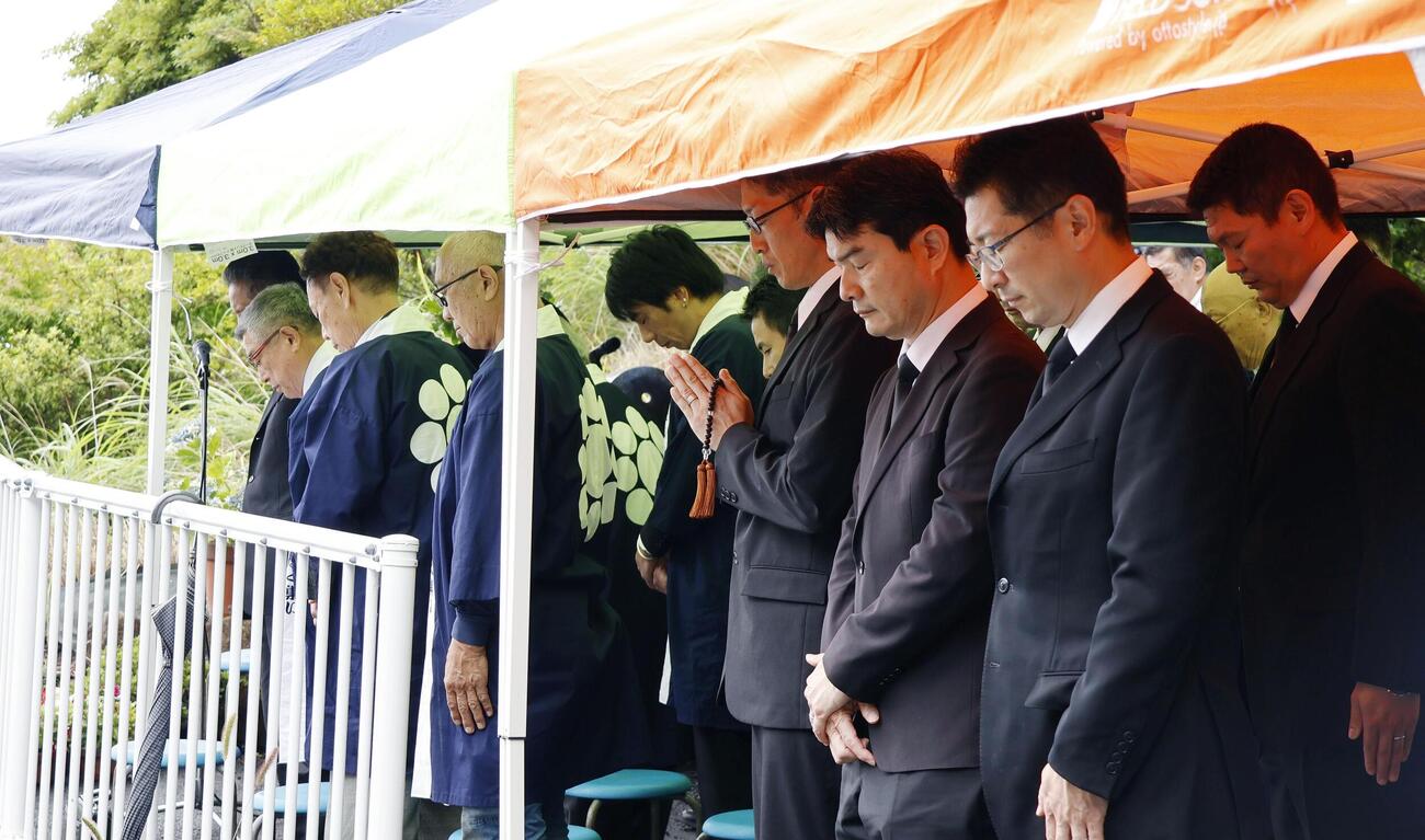 大規模土石流の発生から5年となり、静岡県熱海市の伊豆山地区で黙とうする人たち＝3日午前(共同)