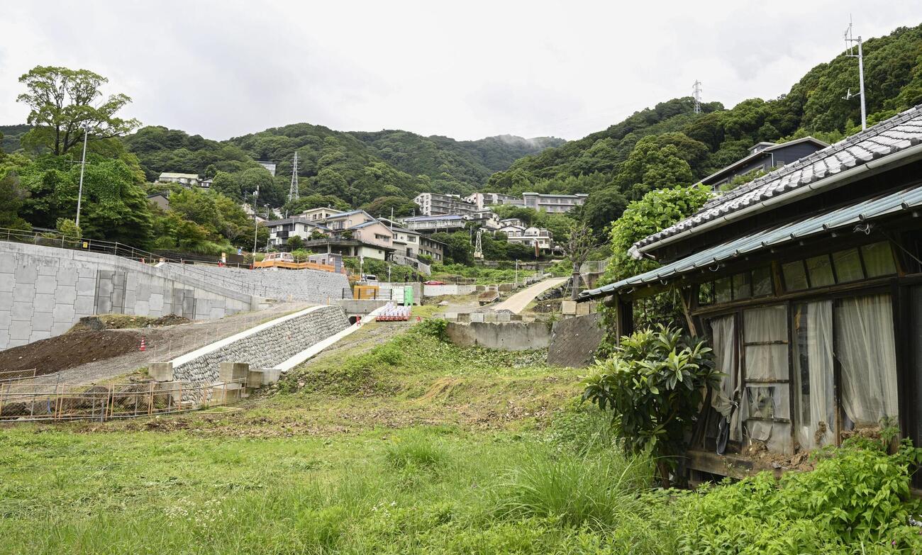 2021年7月の大規模土石流で被災した、静岡県熱海市の伊豆山地区＝3日午前(共同)