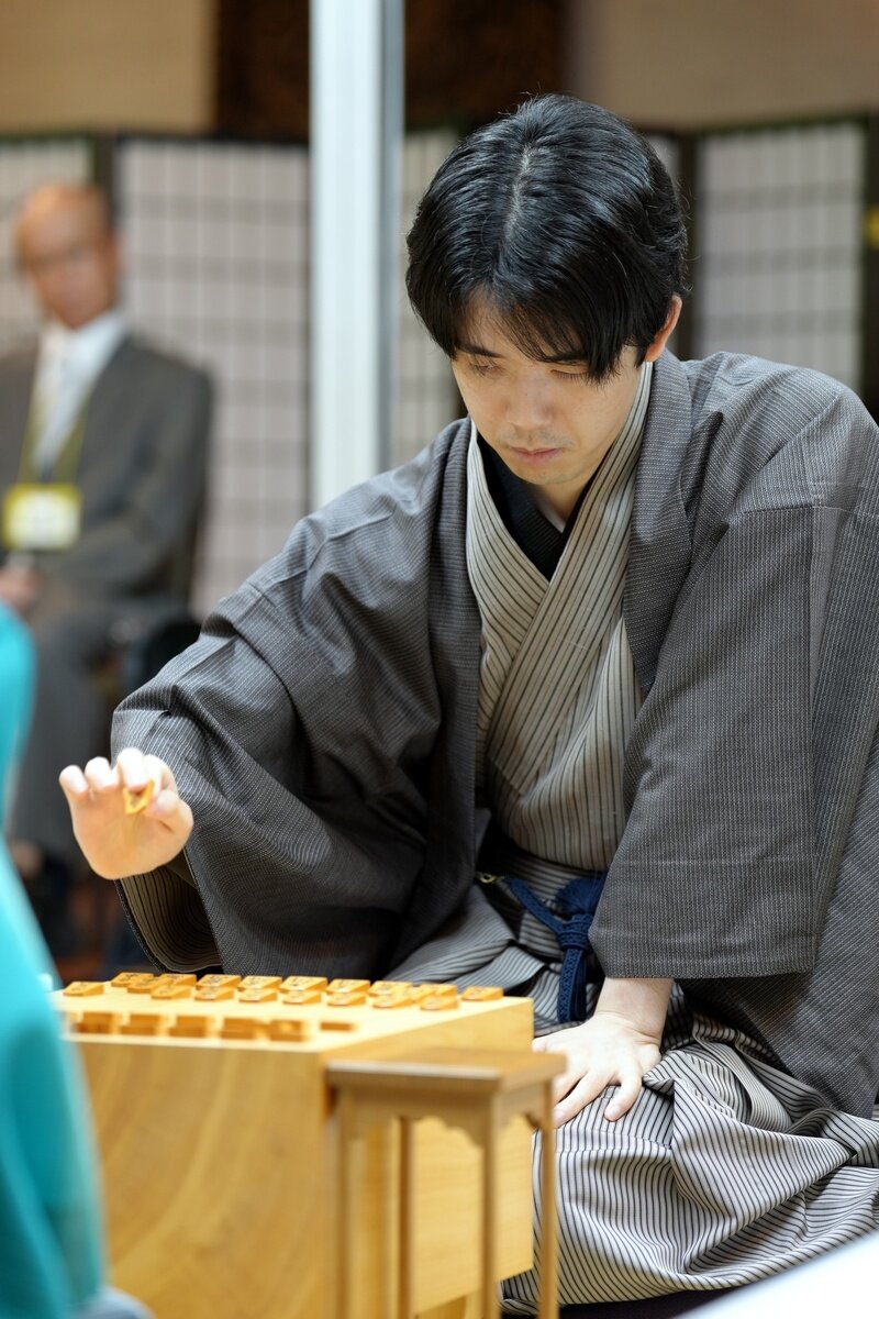 7連覇に向けてシリーズ初手を指す先手の藤井聡太王位（日本将棋連盟提供）