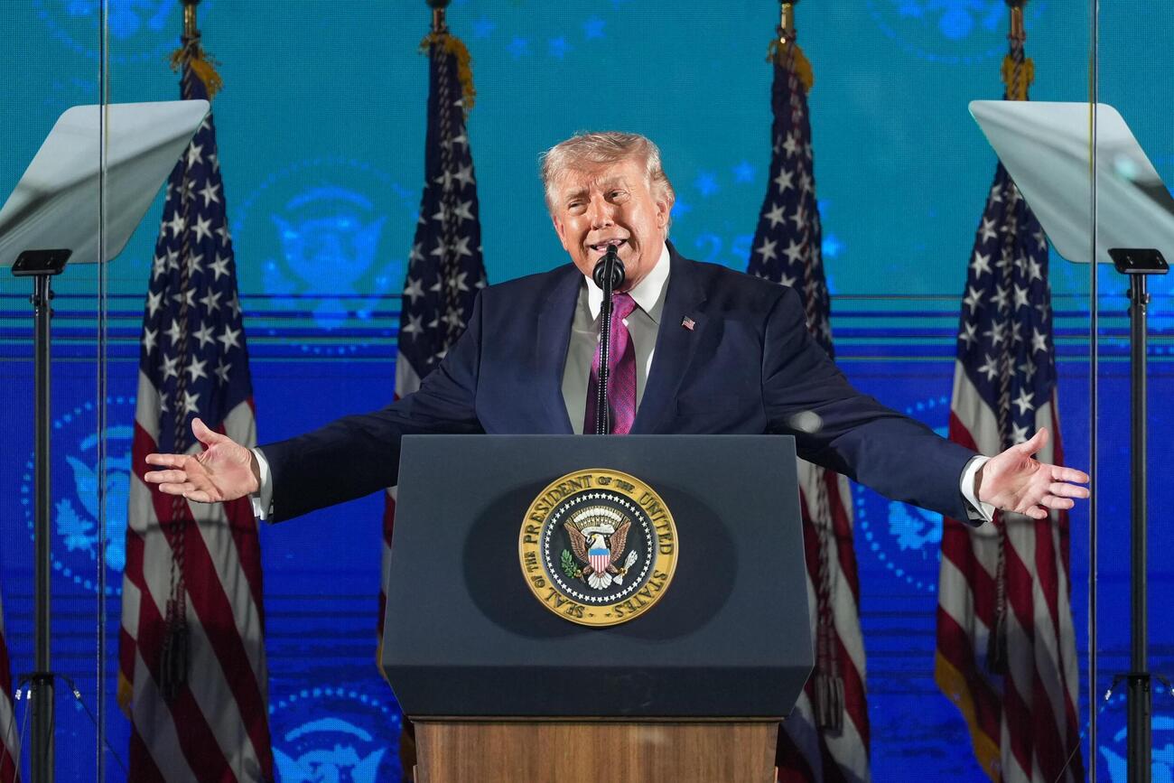 3日、演説するトランプ米大統領＝中西部サウスダコタ州（AP＝共同）