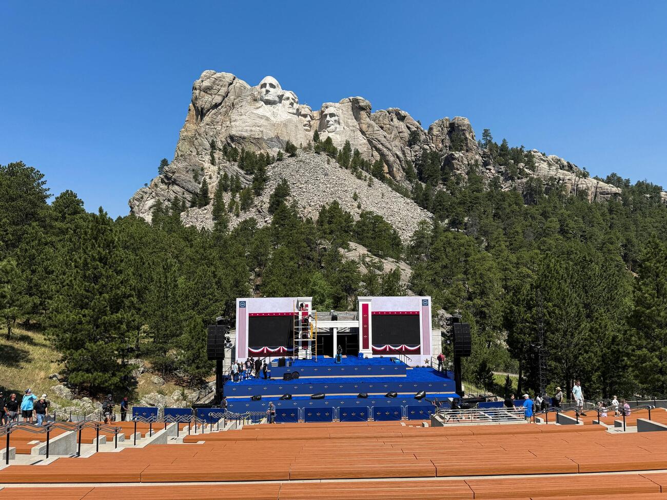 米中西部サウスダコタ州の景勝地ラシュモア山で、トランプ大統領の登場が予定されるステージの設営＝2日（ロイター＝共同）