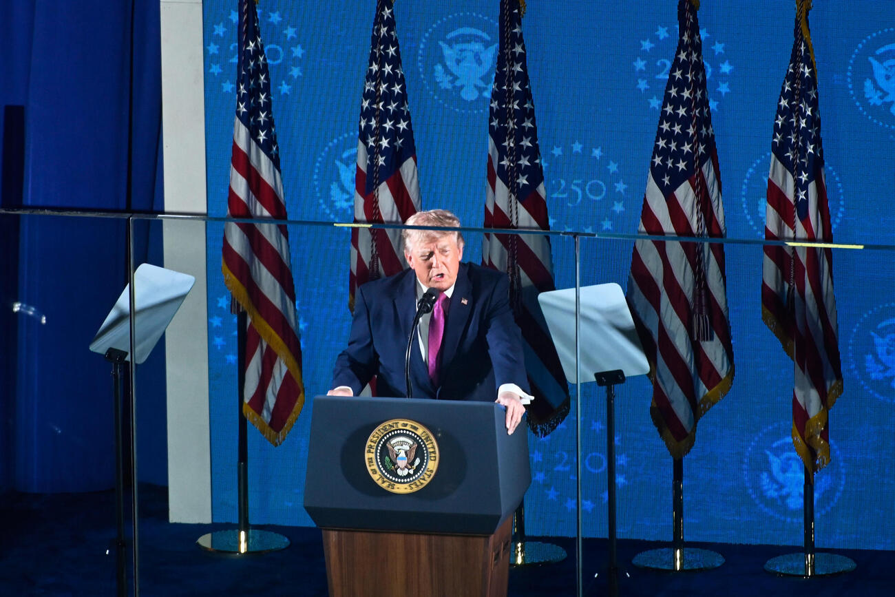 米中西部サウスダコタ州のラシュモア山で演説するトランプ大統領＝3日夜（AP＝共同）