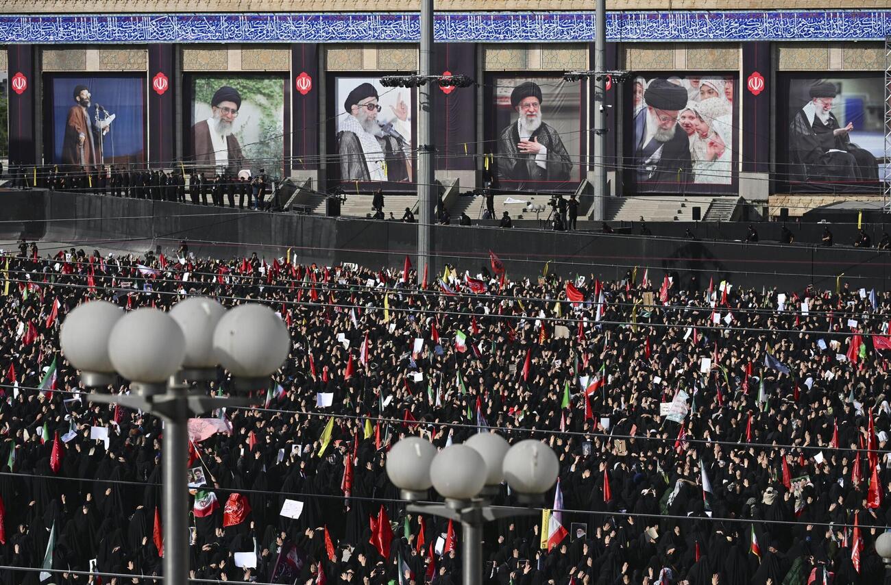 イランの首都テヘランで実施された前最高指導者アリ・ハメネイ師の国葬で掲示された肖像＝4日（共同）