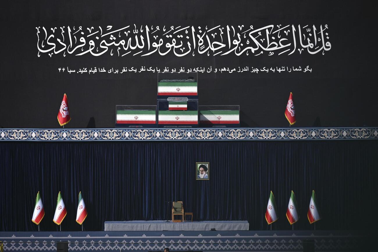 安置されたイラン前最高指導者アリ・ハメネイ師らのひつぎ（中央上）＝4日、テヘラン（共同）