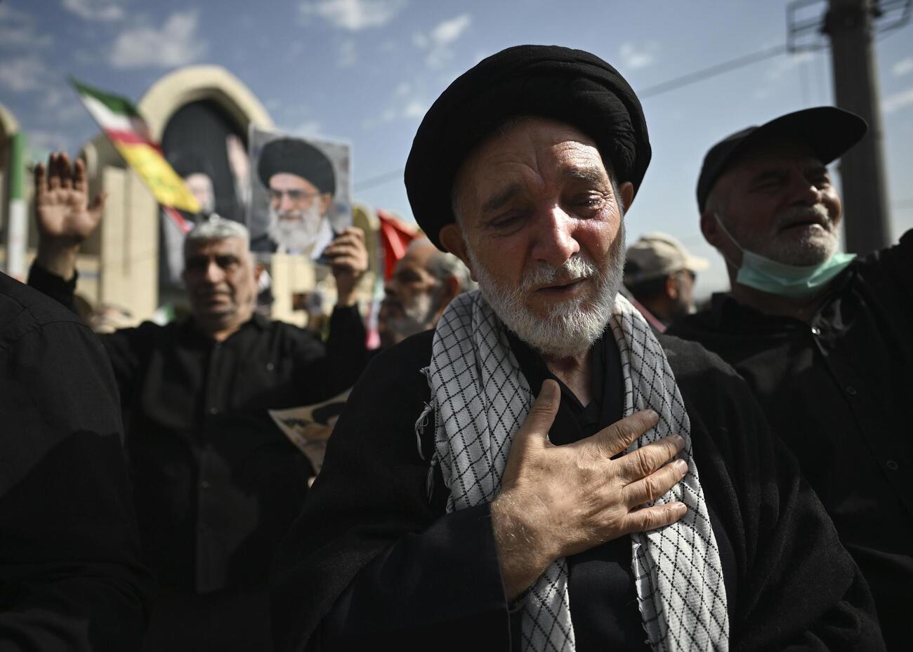 イランの前最高指導者アリ・ハメネイ師の死を悲しむ男性＝4日、テヘラン（共同）