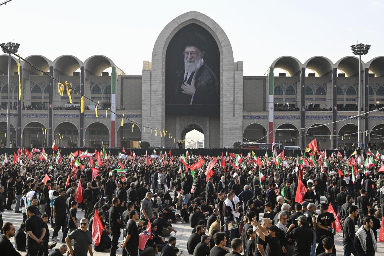 イランの首都テヘランで実施された前最高指導者アリ・ハメネイ師の国葬＝4日（共同）