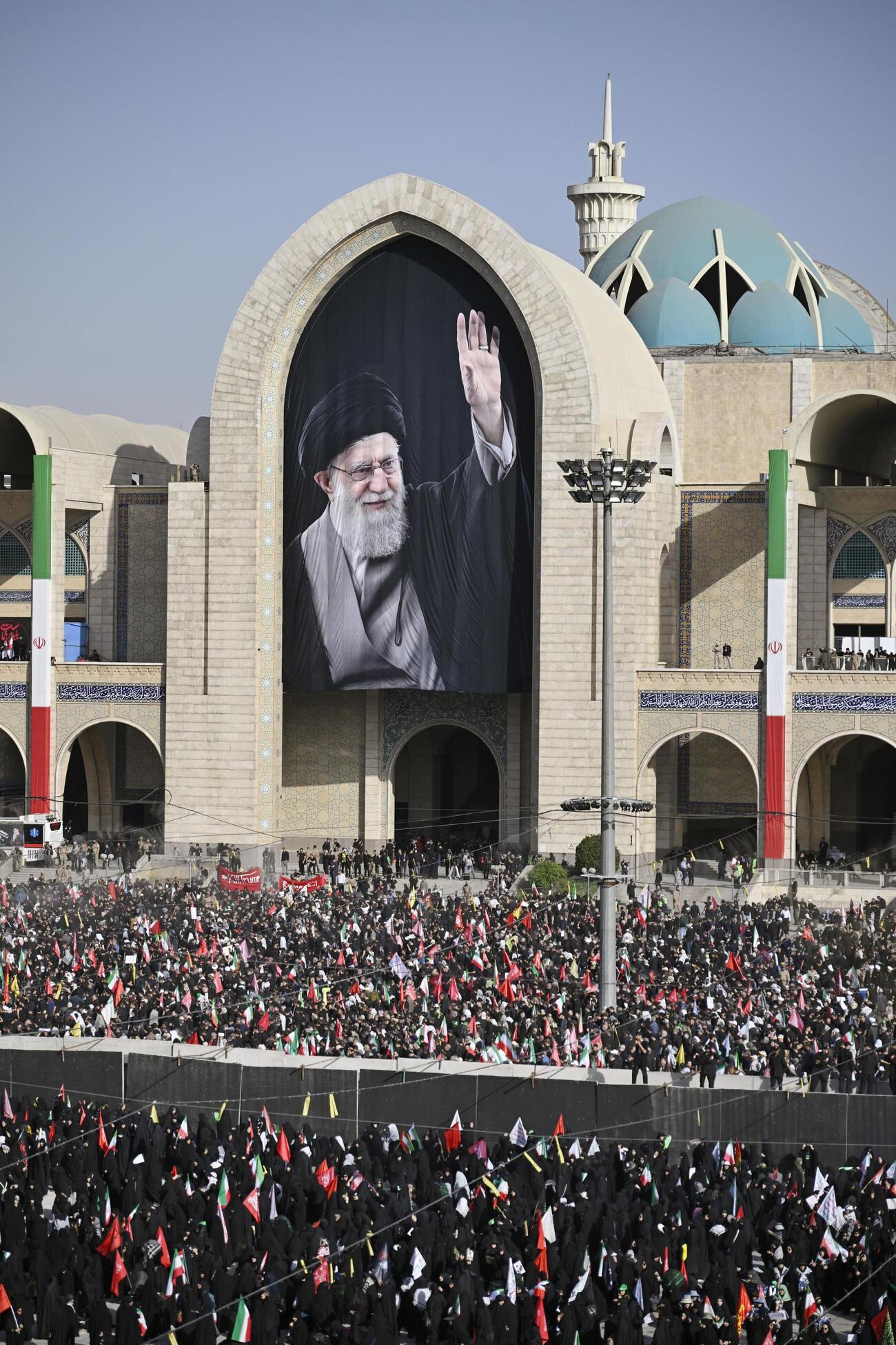 イランの首都テヘランで実施された前最高指導者アリ・ハメネイ師の国葬＝4日（共同）