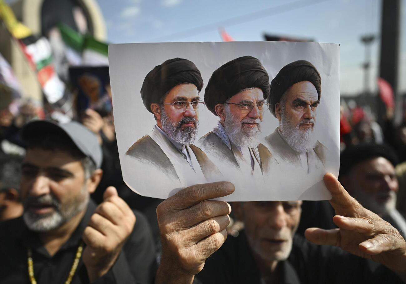 イランの首都テヘランで実施された前最高指導者アリ・ハメネイ師の国葬で掲げられた肖像＝4日（共同）