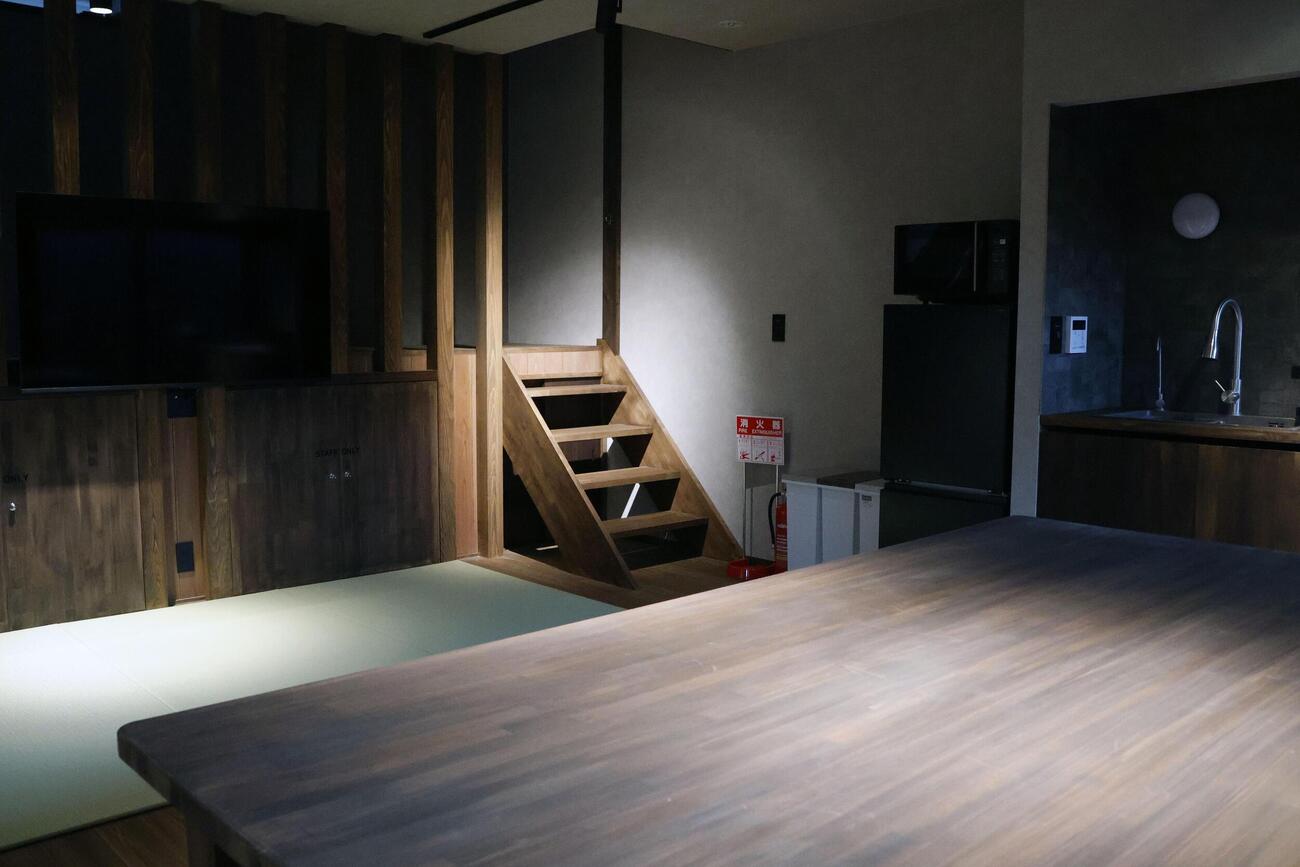 JR櫟本駅舎を改修したホテルの客室＝6月、奈良県天理市(共同)