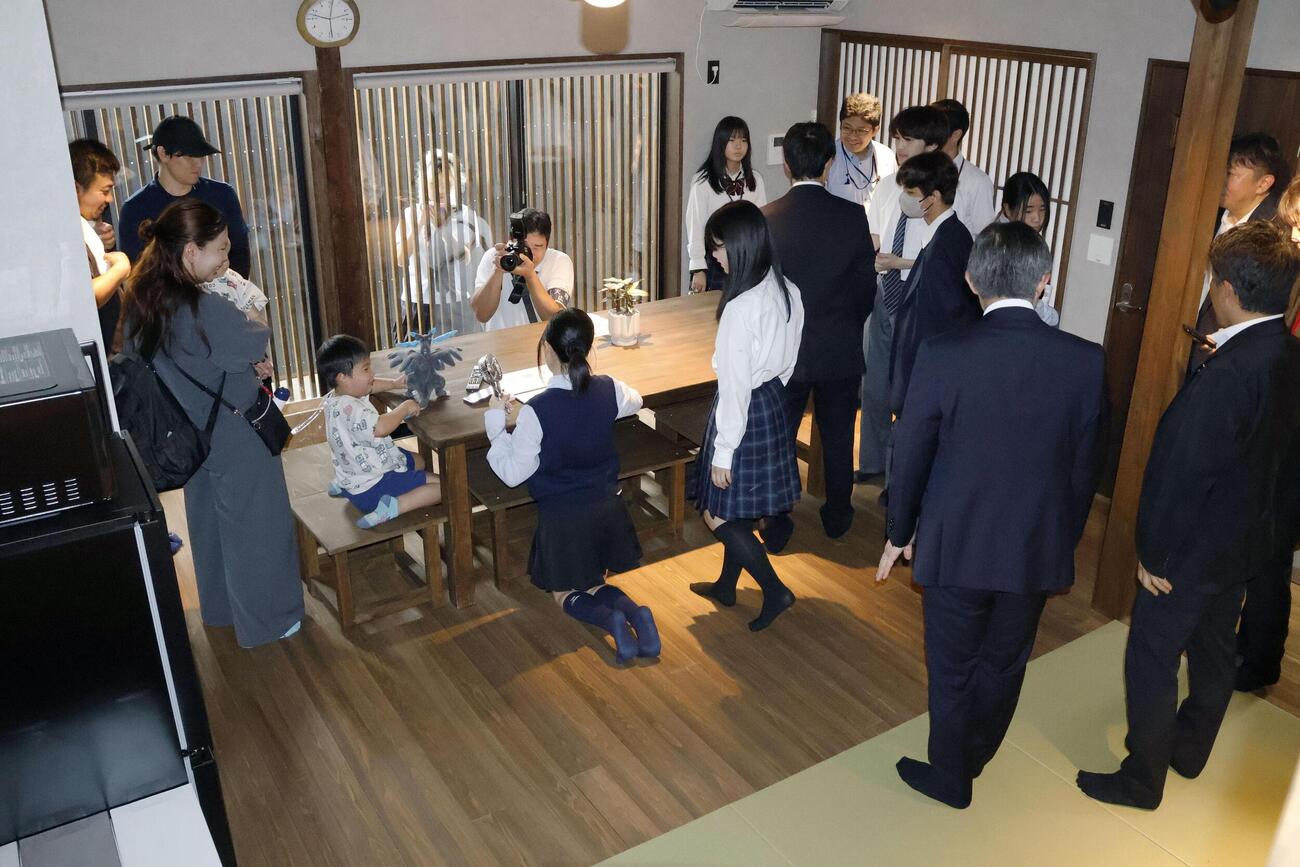 JR櫟本駅舎を改修したホテルの内覧会＝4日午前、奈良県天理市(共同)