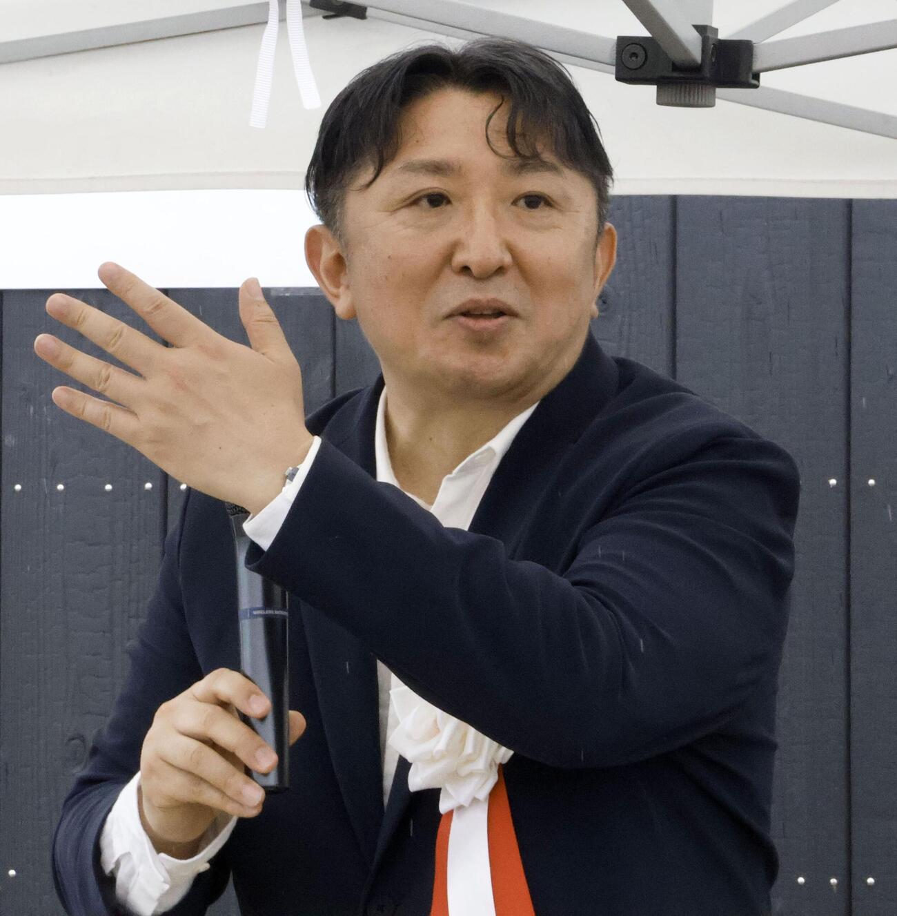 オープニングセレモニーでホテルの説明をする立志社の前田弘二社長＝4日午前、奈良県天理市(共同)